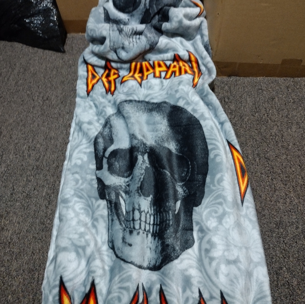 Def Leppard Skull Soft Plush Blanket 50" X 70"